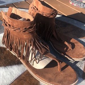 NWOT Coconuts by Matisse Faux Suede Fringe Sandals Sz 10